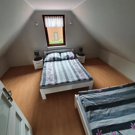 Pod Kasztanem بيت خشبي Niesiolowice